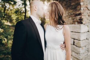 Illuminez votre mariage avec élégance : La location de guirlandes lumineuses
