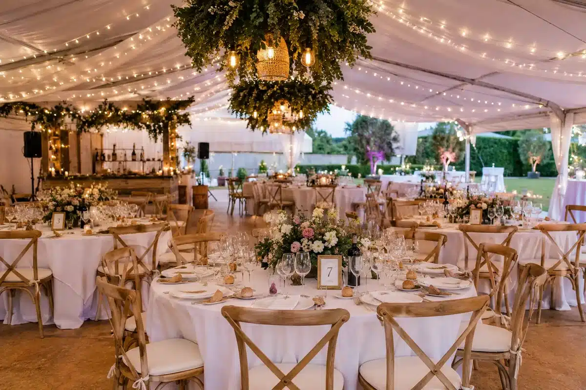 Location de matériel pour un mariage de 100 invités en Belgique avec tables, chaises, éclairage et décoration