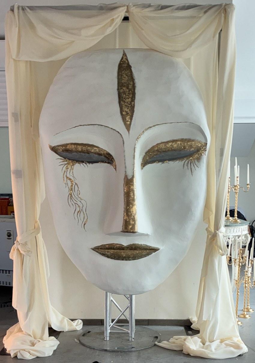 Décor visage vénitien encadré de voile champagne