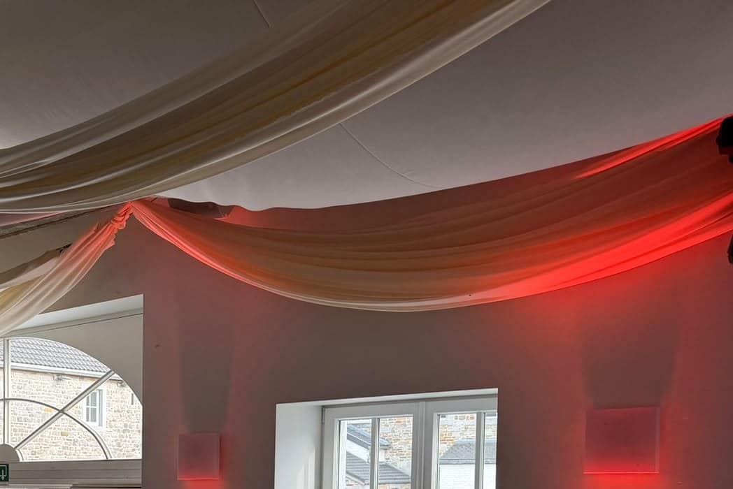 Drapé de plafond en voile champagne, éclairage d'ambiance